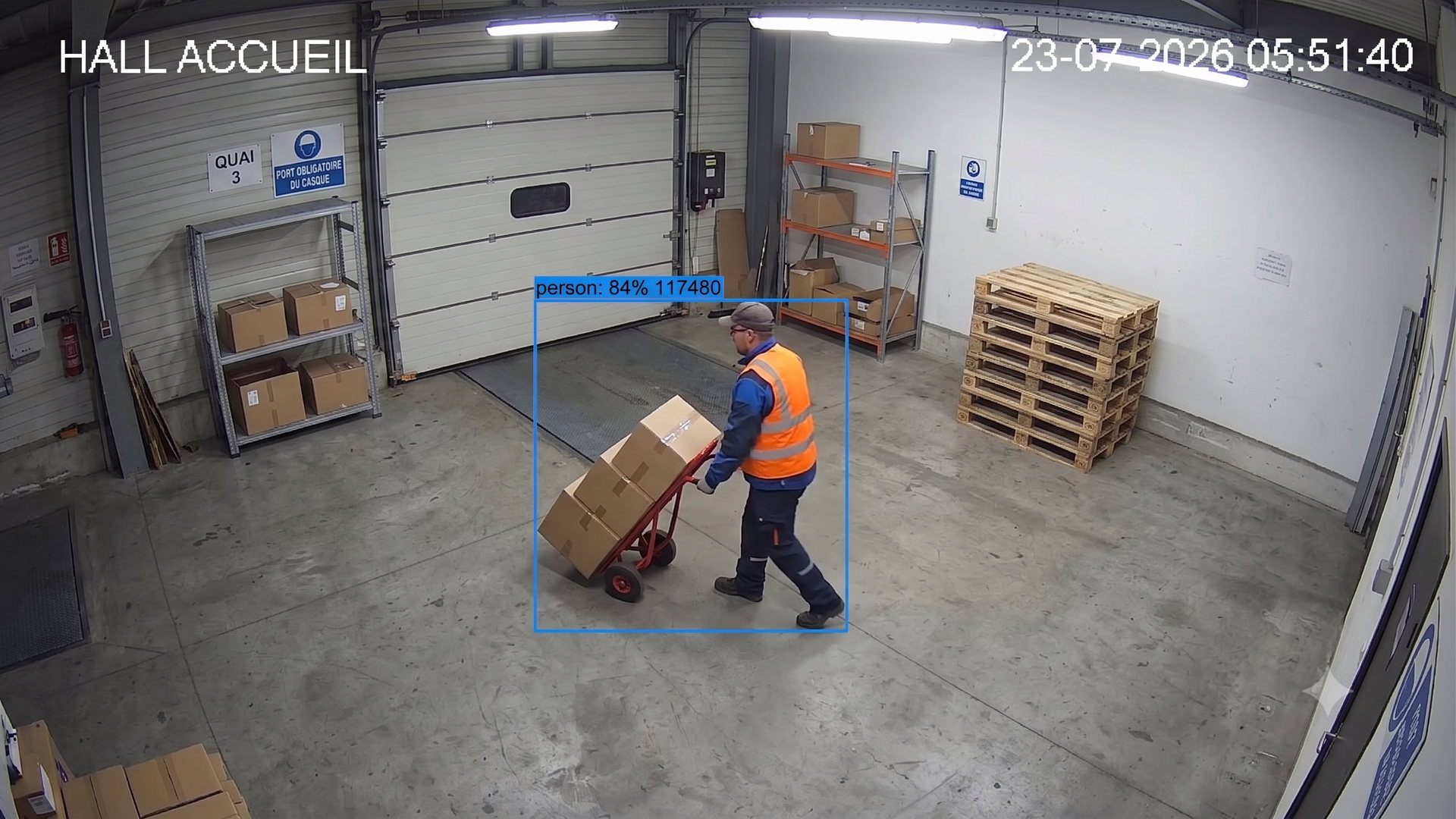 Quai de chargement d'un entrepôt logistique filmé par une caméra de supervision